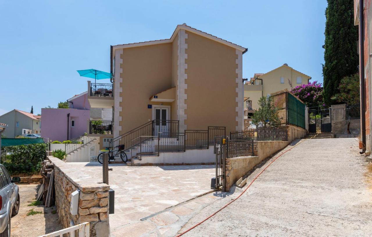 Apartments Listes Милна Экстерьер фото