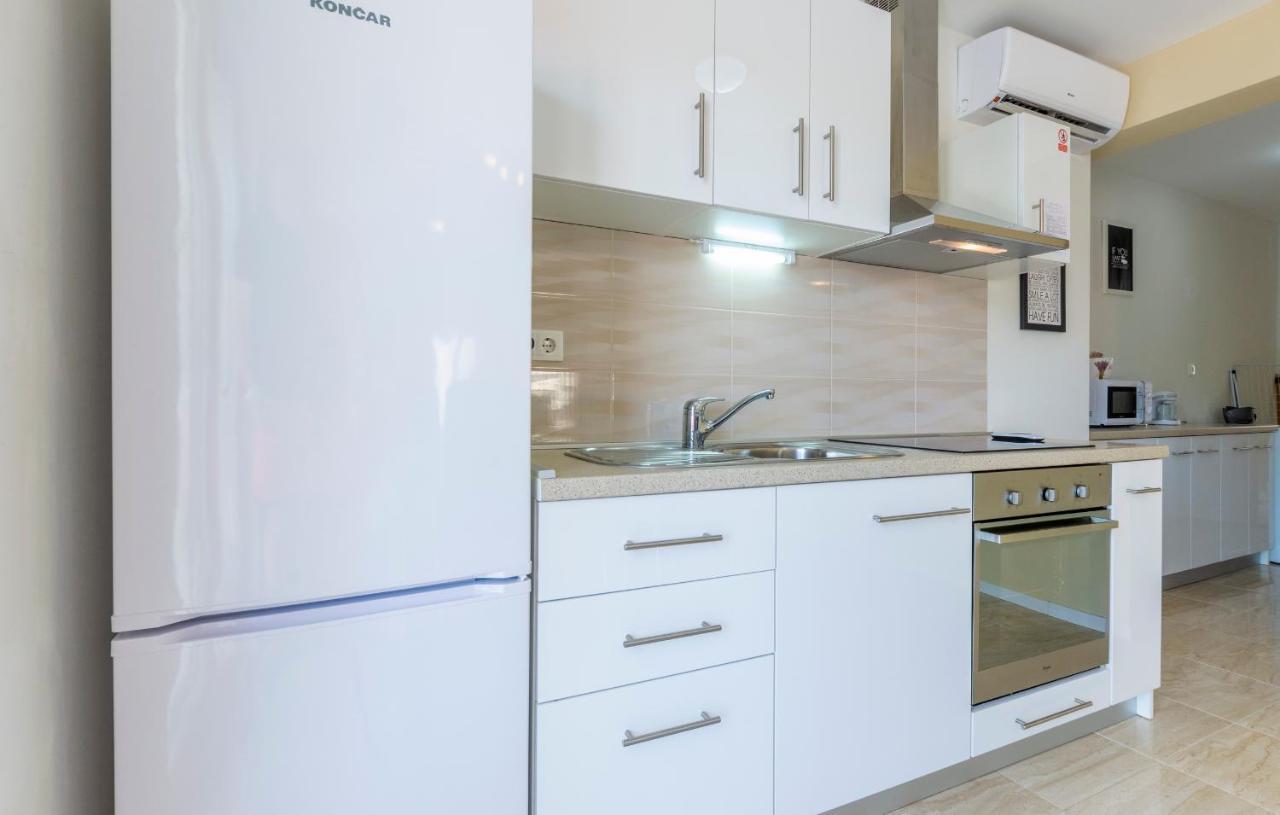 Apartments Listes Милна Экстерьер фото