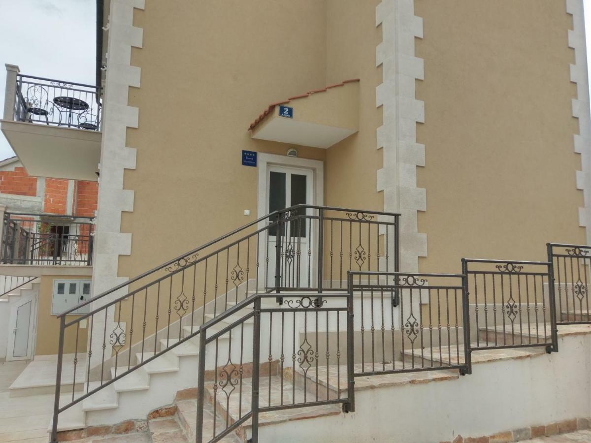 Apartments Listes Милна Экстерьер фото